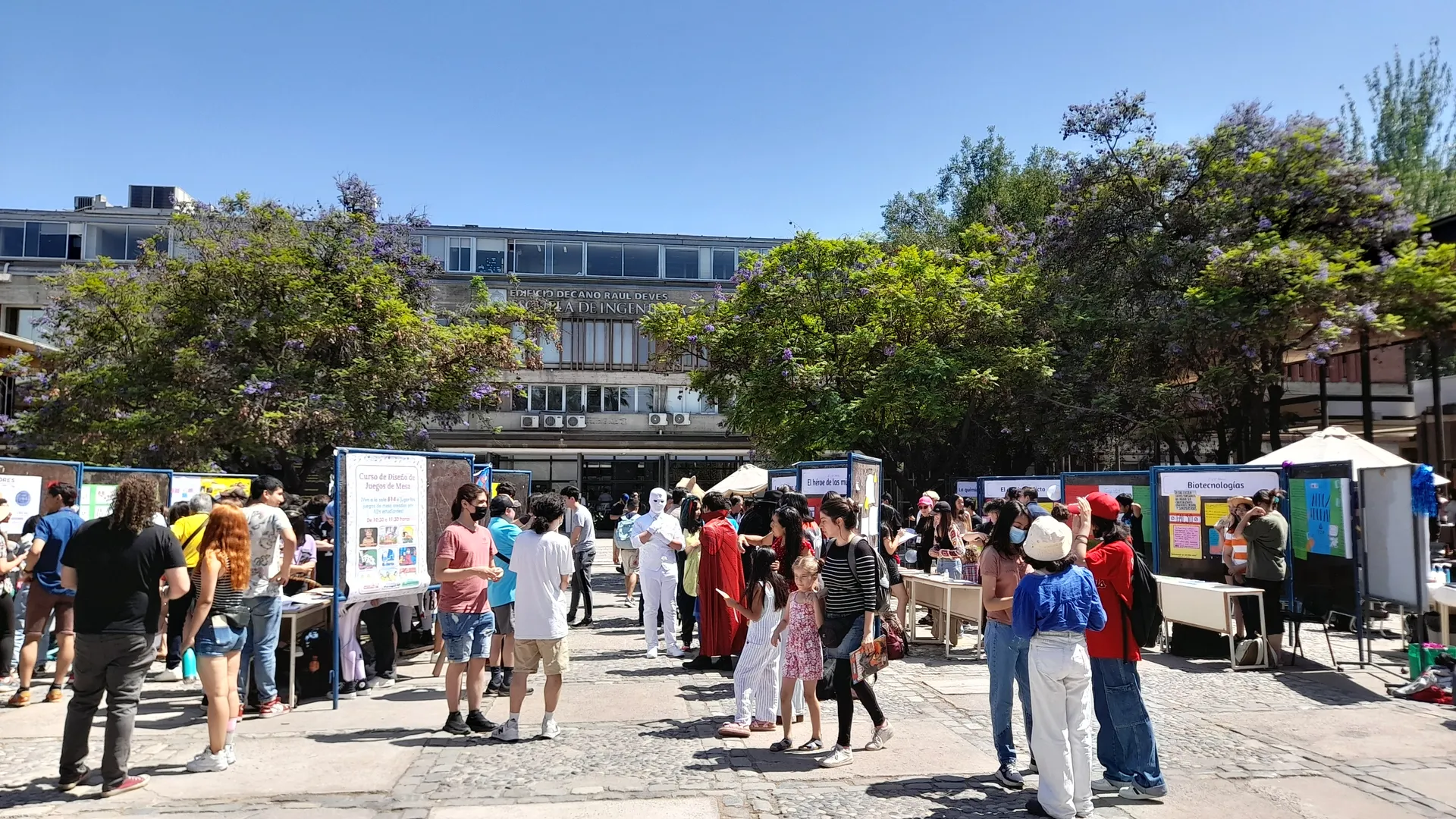 Estudiantes y docentes exponiendo en la Feria de Aprendizaje 2023. Derechos de imagen pertenecen a Penta UC.
