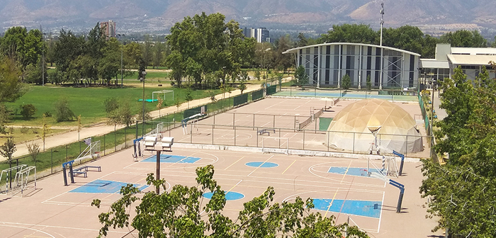 Canchas de basquetball y tenis del Complejo deportivo UC. Derechos de imagen pertenecen a Banco de Imágenes UC.