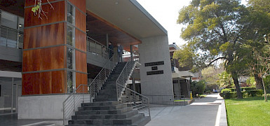 Facultad de Química y de Farmacia. Derechos de imagen pertenecen a Banco de Imágenes UC.