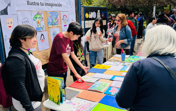 Estudiantes y docentes exponiendo en la Feria de Aprendizaje 2023. Derechos de imagen pertenecen a Penta UC.