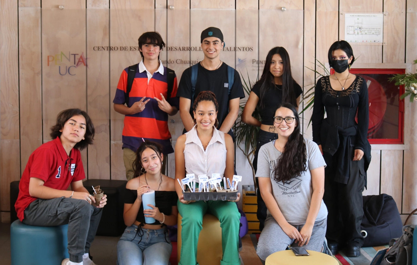Estudiantes del programa Penta UC, junto a su profesora, mostrando el proyecto que realizaron. Derechos de imagen pertenecen a Penta UC.