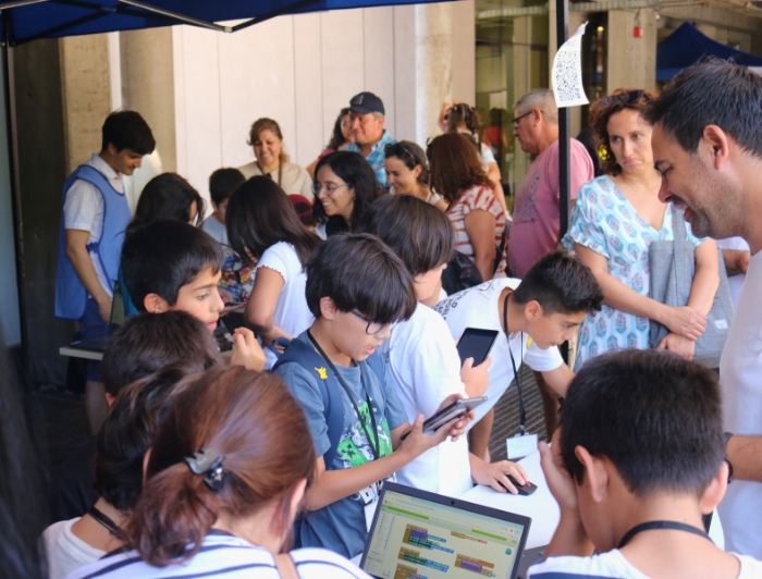 Estudiantes y sus familias en la Muestra de Aprendizajes de la Temporada de Verano 2025.