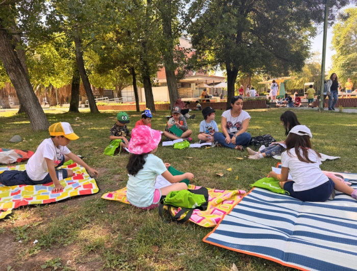 Niños y niñas en el Campus San Joaquín de la UC.