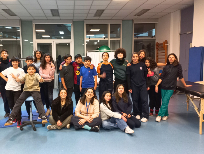 Estudiantes del curso La Neurociencia en Acción utilizan salas e implementos de la Escuela de Kinesiología UC.