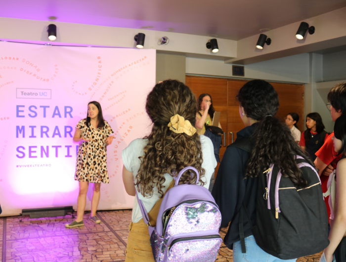 La profesora Ignacia Goycoolea, actriz de la UC, magíster en Teatro Aplicado de la Universidad de Londres, ha fortalecido el vínculo entre el programa y el Teatro UC, abriendo este espacio a la comunidad estudiantil con visitas guiadas para sus cursos y otros del área.