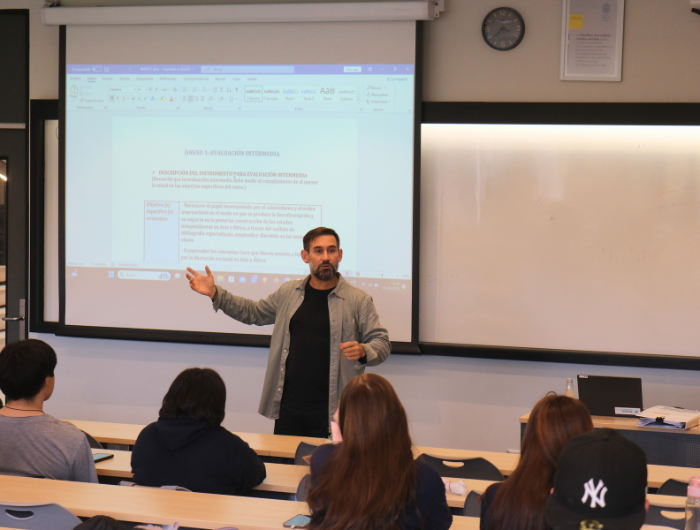 El profesor Ignacio Radic dictando el curso Descolonización y Formación del “Tercer Mundo”.